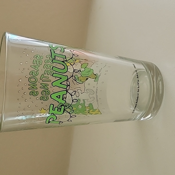 Seasons Greetings!! PEANUTS14OZ GLASS W/CHARLIE BROWN, WOODSTOCK, SNOOPY IN SNOW - Picture 2 of 5